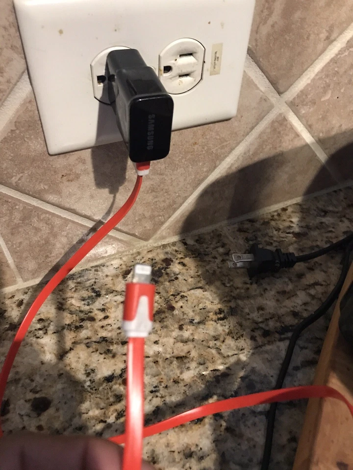 Cargador USB iPhone Foto 1 de 2