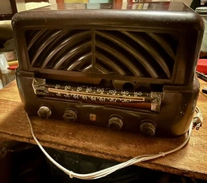Antique Vintage Wards Airline Model 94 Radio Walnut Color Works!!! - Picture 1 of 9