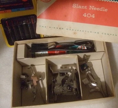 Acessórios para máquinas de costura Singer na caixa vintage - Imagem 1 de 4