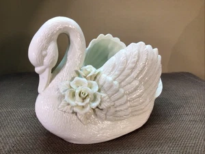 Hermosa maceta/jarrón de porcelana cisne blanco de calidad de regalo con 2 rosas blancas - Imagen 1 de 11