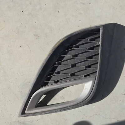 2010-2011 Mazda 3 Left Foglight Trim Cover BBN2-50C21 (OEM) 2 TAB NEED REPAIR! — 第 1/4 张图片