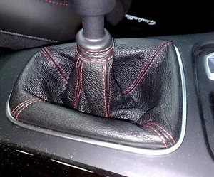 CUFFIA CAMBIO compatibile ALFA ROMEO GIULIETTA VERA PELLE NERA cuciture rosse - Afbeelding 1 van 1