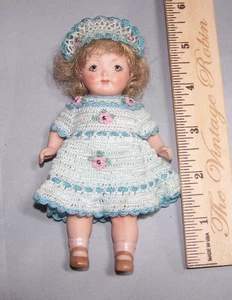 MUÑECA BISQUE DE LA ARTISTA MARIA K. DOUGHERTY Niña Vestido y Sombrero de Ganchillo MKD - Imagen 1 de 5