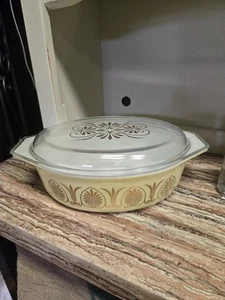 Casseruola Pyrex Promo Golden Classic 2 1/2 QT con coperchio in vetro #045 giallo 1960-1969 - Foto 1 di 4