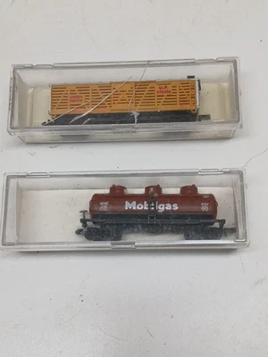 Lot Of 2 Vintage Life-Like  7766 N-Scale Mobil Tank Car & 7759 Stock Car - Image 1 of 4