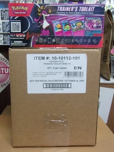 POKEMON 2025 KIT ATTREZZI ALLENATORE CUSTODIA SIGILLATA (6 CONTEGGI) - Foto 1 di 1