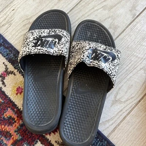 NIKE Black And White FlipFlops. Size 13 - Picture 1 of 3