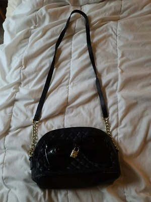 Bolso de mano Betsey Johnson acolchado negro con lazo Foto 1 de 4
