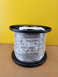 Alambre de cobre THHN-THWN-2 14 AWG 19 hilos, blanco con rayas azules (2.500 pies/rollo) - Imagen 1 de 3