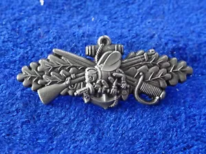 A23-9) Insignia de guerra de combate Seabee de la Marina de los Estados Unidos alistada tamaño 1/2 miniatura - Imagen 1 de 2