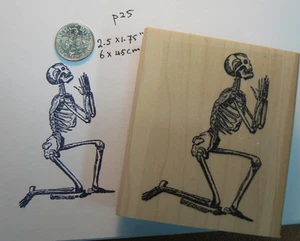 P25 Praying skeleton rubber stamp WM 2.6x2" - Imagen 1 de 2