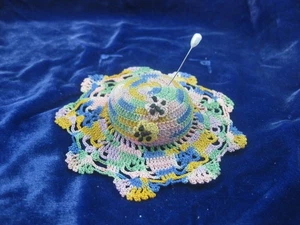 Gehäkeltes Nadelkissen ca. 4"x 2" handgefertigt blau rosa grün gelb - Bild 1 von 3