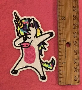 Einhorn Tanz Tupfen bestickt Aufbügeln Patch Tanzen helle Regenbogenfarben - Bild 1 von 1