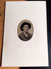 junger Mann mit Hut / kleine Ferrotypie im Papp-Rahmen