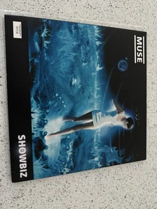MUSE SHOWBIZ DOUBLE VINYL FIRST EDITION PRESSING FULLY SIGNED #10 - Imagen 1 de 18