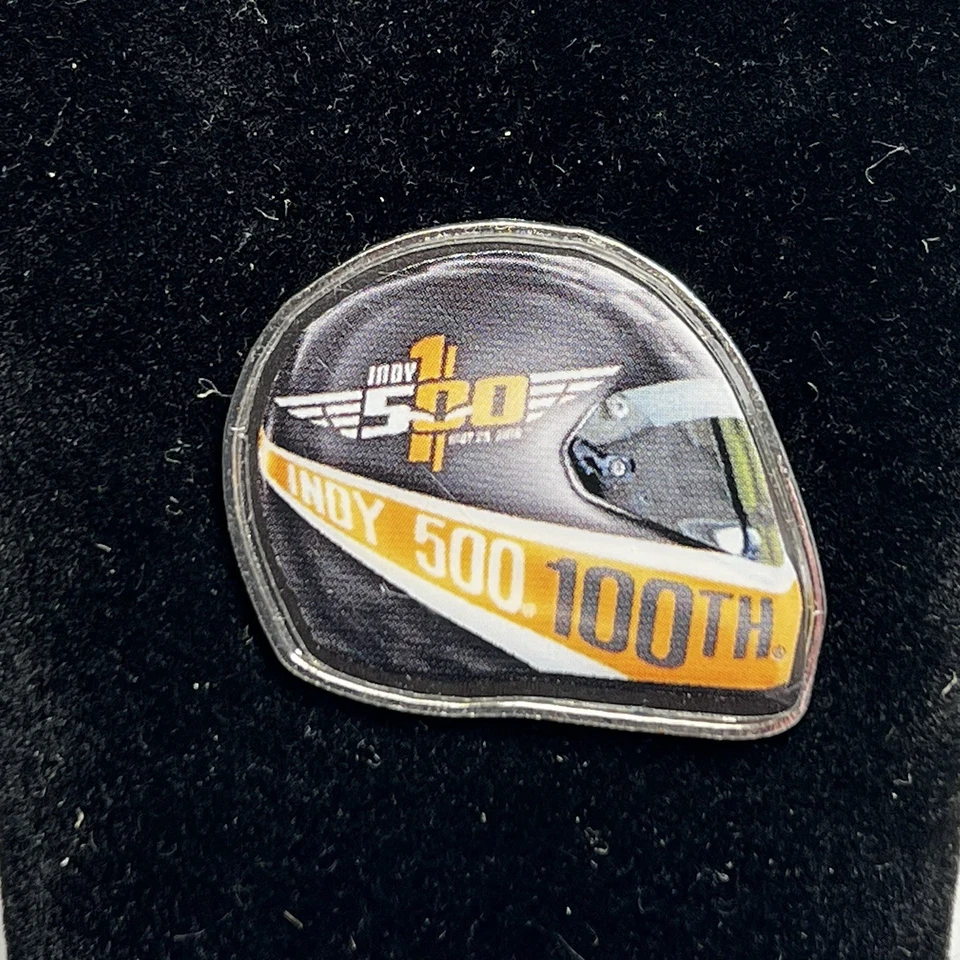 Pin de casco Indy 500 100th Indianápolis 500 Foto 1 de 3