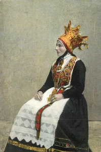 AK Sitzende Frau Krone & traditionelles norwegisches Brautkleid Bunad Hardanger - Bild 1 von 2