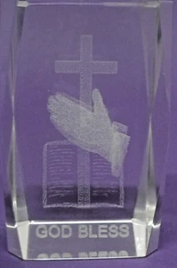 Cubo de cristal grabado con láser 3 pulgadas pisapapeles de vidrio ""Dios bendiga"" cruz y oración - Imagen 1 de 6
