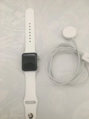 APPLE WATCH 3 LOVELY CONDITION NO NAST SCRATCHES ON WATCH AND STRAP - Image 1 of 3