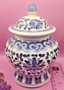 TREND ** Vintage Kings Fine China Ginger Jar with Lid Blue Porcelain - Picture 1 of 4