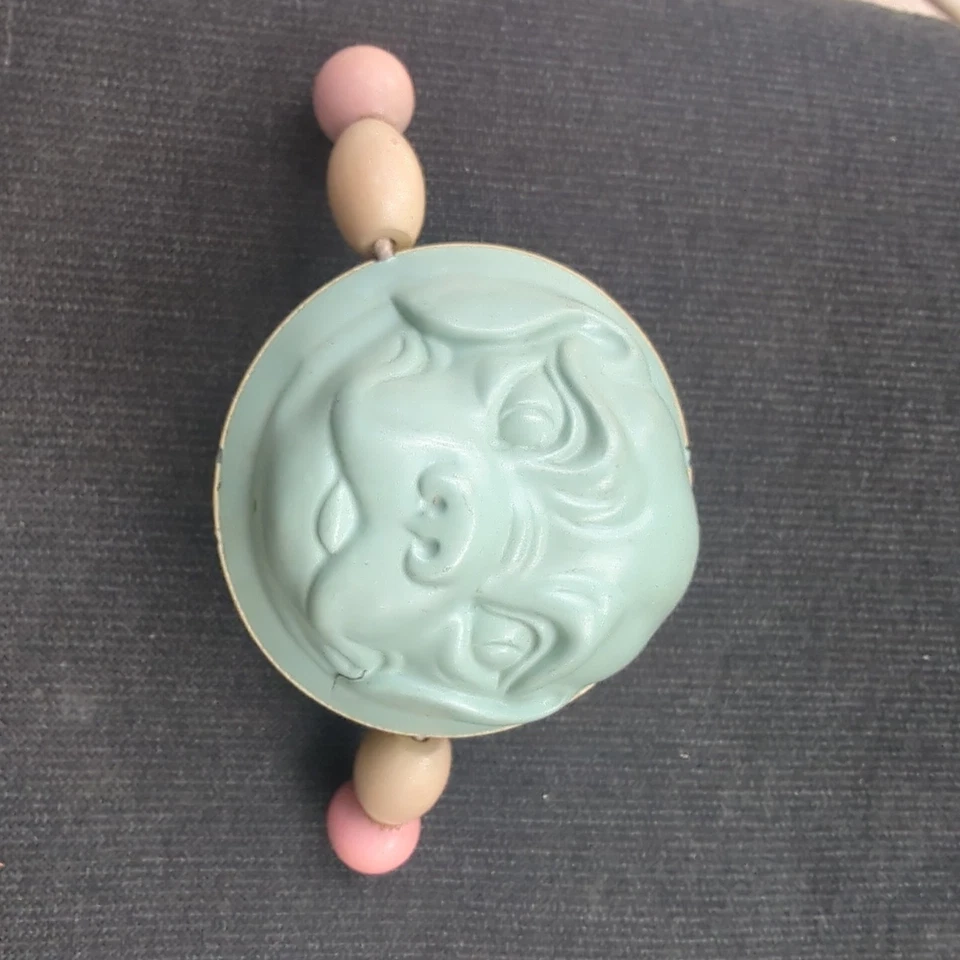 Juguete de sonajero de bebé cara de perro de celuloide de doble cara de 1920 con cuentas colgantes Foto 1 de 4