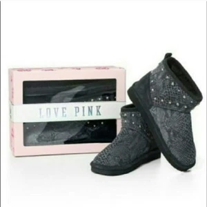 Victoria Secret ROSA Mukluk Botines Gris Estampado Piel de Serpiente Botines Tachonados - Imagen 1 de 4