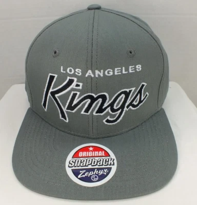 Gorra con cierre a presión Los Angeles KINGS Script NHL Retro Gris Talla Única Nueva con Etiquetas por Zephyr Foto 1 de 4