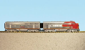 Novelty Gauge G USA Trains F7 AB Santa Fe Warbonnet Chrome (4 drives) R22282 - Picture 1 of 1