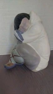Vintage Lladro Eskimo Inuit ragazzo che dorme in ginocchio Juan Huerta 10" - Foto 1 di 12