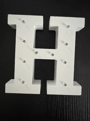 Iluminación Letra 'H' Decoración de Habitación Pared Madera Blanca Colgante Exhibición Grado Guardería Adolescente Foto 1 de 2