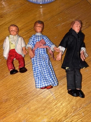 Casa de muñecas colonial MC Shackman de colección familia mamá/papá/hijo 3"-5" de alto Foto 1 de 4