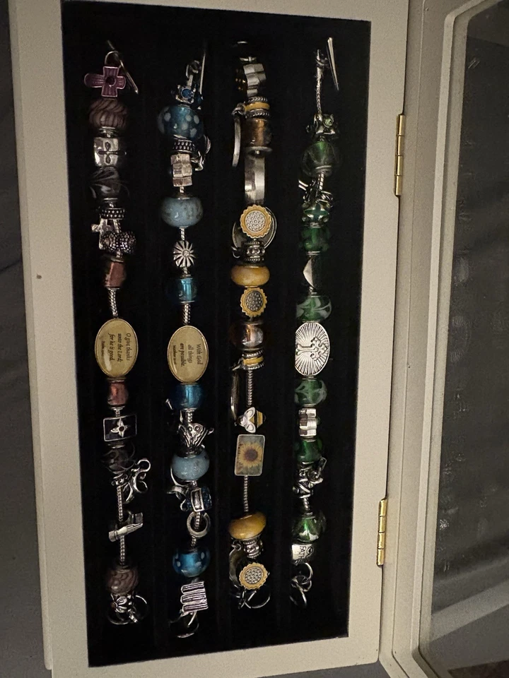 Juego de pulsera Charm, temas religiosos y florales.  Foto 1 de 1