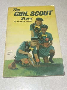The Girl Scout Story by Adele de Leeuw (1971 Young Readers Book) - Foto 1 di 1