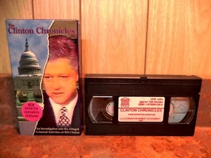 THE CLINTON CHRONICLES (VHS 94) Bill Clinton, Hillary and Associates 83 minutes - Imagen 1 de 4