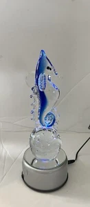 BEAUTIFUL BLUE & CLEAR GLASS SEAHORSE ON MIRRORED LIGHTED REVOLVING STAND - Picture 1 of 7