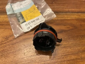 Renault Clio 2 NEW GENUINE H7 headlight bulb socket 7701049752 5D5 - Picture 1 of 6