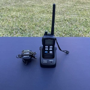 Handheld Marine Transceiver ICOM IC-M72 VHF Radio W/ Charger Tested Working - Zdjęcie 1 z 9