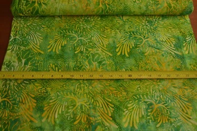 Por 1/2 yarda, batik Tonga floral amarillo sobre verde lima, tesoros atemporales, B801 Foto 1 de 4