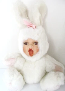 Anthropomorpher Hase Kaninchen Porzellan Baby Gesicht Plüsch weißer Fellkörper selten R6 - Bild 1 von 7