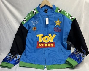 NUEVO CON ETIQUETAS Disney Pixar Toy Story Woody & RC Chaqueta de Carreras XL BoxLunch Exclusiva - Imagen 1 de 24