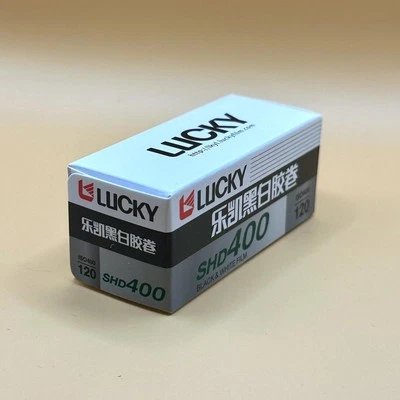 Película monocromática Lucky SHD400 120 para fotografía vintage Foto 1 de 4