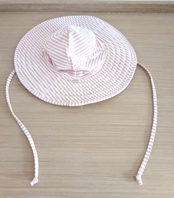 Chapéu de banho RuffleButts rosa Seersucker praia sol listrado rosa e branco, 0-12M - Imagem 1 de 4