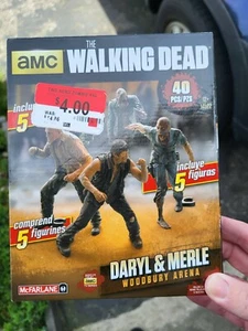 AMC Mcfarlane Walking Dead Woodbury Arena ~ Daryl & Merle ~ 5 Figuren ~ Neu Versiegelt - Bild 1 von 1