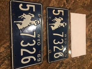 1969 WYOMING BUCKING BRONCO LICENSE PLATES Tags #5-7326 WYO Pair - Bild 1 von 4