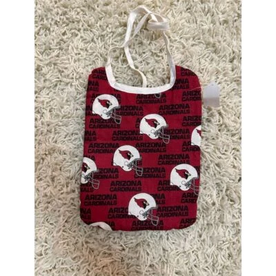 Babero de bebé hecho a mano Arizona Cardinals rojo tema deportivo cierre de corbata Foto 1 de 2