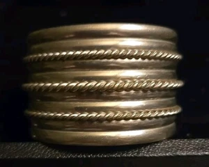 Brazalete Brazalete Vintage Tono Plata Ancho 6” - 13/4” Ancho Diseño Acanalado Espalda Abierta  - Imagen 1 de 5