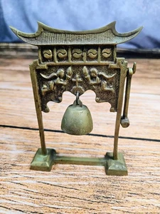 Campana de gong asiática vintage de latón con golpeador y soporte mesa de meditación de 6" de alto - Imagen 1 de 7
