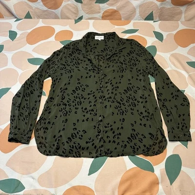 Top Bella Dahl con botones para mujer mediano Arianna verde animal estampado de leopardo Foto 1 de 4
