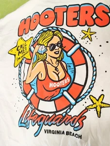 Maglietta grafica HOOTERS bagnini a Virginia Beach TAGLIA LARGE - Foto 1 di 4