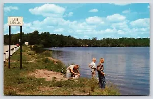 Cadillac Michigan ~ Niños pescando en el lago Cadillac debajo del letrero ~ Lata de cebo ~ PC de los años 50 - Imagen 1 de 2
